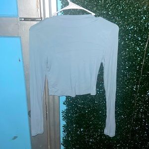 i am selling a long sleeve light blue shirt never wore but no tags